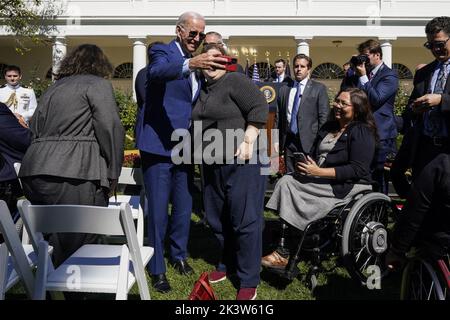 Präsident Joe Biden macht ein Selfie mit einem Gast während einer Veranstaltung, um den Americans with Disabilities Act zu feiern und den „Disability Pride Month“ am 28. September 2022 im Rosengarten im Weißen Haus in Washington, DC zu feiern. (Foto von Yuri Gripas/Pool/ABACAPRESS.COM) Stockfoto