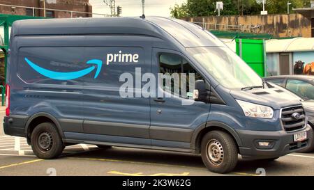 amazon-Lieferwagen im Supermarkt auf dem Parkplatz Glasgow, Schottland, Großbritannien Stockfoto