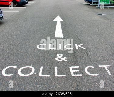 Klicken und sammeln Zeichen in Supermarkt Parkplatz Glasgow, Schottland, UK Stockfoto