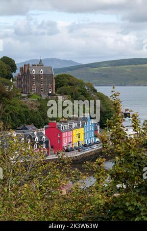 14. September 2022. Tobermory, Isle of Mull, Schottland. Dies ist die sehr bunte Hafengegend von Tobermory mit dem Mishish Hotel in Gelb. Stockfoto