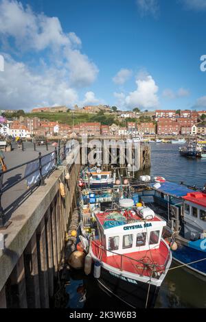 Der Hafen und die Küstenstadt Whitby in North Yorkshire, Großbritannien Stockfoto