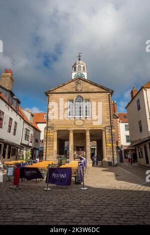 Whitbys altes Rathaus und Marktplatz, North Yorkshire, Großbritannien Stockfoto