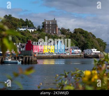 Tobermory, Isle of Mull, Großbritannien. 28. September 2022. VEREINIGTES KÖNIGREICH. Dies ist das Mishish Hotel direkt am Hafen von Tobermory. Das Hotel wurde mit Preisen über £1,95 Millionen zum Verkauf angeboten. Quelle: JASPERIMAGE/Alamy Live News Stockfoto