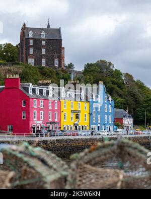 Tobermory, Isle of Mull, Großbritannien. 28. September 2022. VEREINIGTES KÖNIGREICH. Dies ist das Mishish Hotel direkt am Hafen von Tobermory. Das Hotel wurde mit Preisen über £1,95 Millionen zum Verkauf angeboten. Quelle: JASPERIMAGE/Alamy Live News Stockfoto