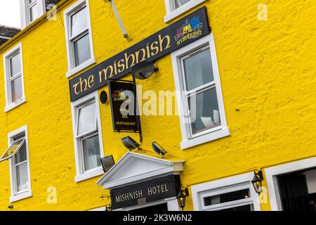 Tobermory, Isle of Mull, Großbritannien. 28. September 2022. VEREINIGTES KÖNIGREICH. Dies ist das Mishish Hotel direkt am Hafen von Tobermory. Das Hotel wurde mit Preisen über £1,95 Millionen zum Verkauf angeboten. Quelle: JASPERIMAGE/Alamy Live News Stockfoto