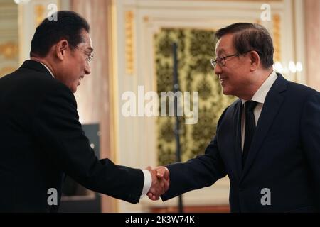 Tokio, Japan. 27. September 2022. WAN Gang (R), Vertreter der chinesischen Regierung und stellvertretender Vorsitzender des Nationalen Komitees der Politischen Konsultativkonferenz des chinesischen Volkes, schüttelt während der Danksagungszeremonie, die von der japanischen Regierung und der Familie des ehemaligen japanischen Premierministers Shinzo Abe in Tokio, Japan, veranstaltet wurde, die Hände mit dem japanischen Premierminister Fumio Kishida, 27. September 2022. Quelle: Zhang Xiaoyu/Xinhua/Alamy Live News Stockfoto