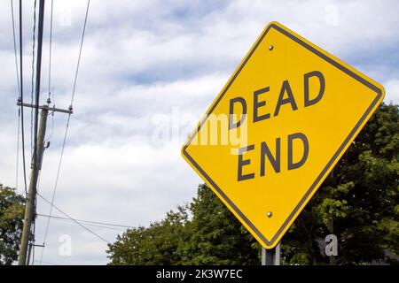 Gelbes, diamantförmiges Straßenschild mit der Aufschrift Dead End Stockfoto