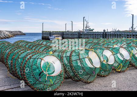 Angelfallen auf dem Pier gestapelt. Ste-Anne-des-Monts, Gaspesia, Quebec, Kanada. Kommerzieller Angeldock. Stockfoto