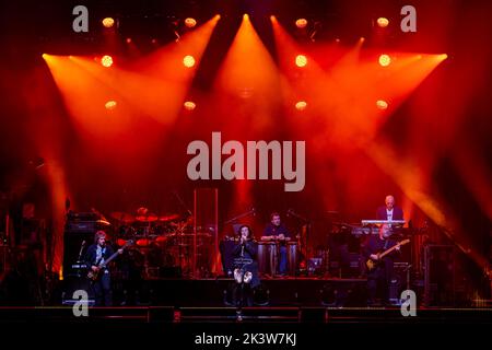 Marillion treten live in der Academy O2 Glasgow auf Dienstag, 20.. September 2022 Marillion sind eine britische Rockband, gegründet in Aylesbury, Buckinghamshire Bandmitglieder: Steve Rothery – E-Gitarren, Akustikgitarren Mark Kelly – Keyboards, Samples und Effekte, Backing Vocals, Programmierung Pete Trewabas – Bass-Gitarren, Backing Vocals, Ian Mosley – Schlagzeug, Percussion Steve Hogarth – Lead Vocals, zusätzliche Keyboards, zusätzliche Live-Gitarren, Percussion Credit: Alan Rennie Stockfoto