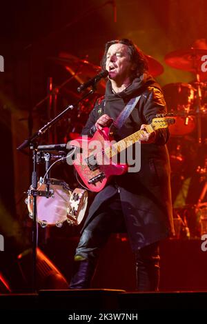 Marillion treten live in der Academy O2 Glasgow auf Dienstag, 20.. September 2022 Marillion sind eine britische Rockband, gegründet in Aylesbury, Buckinghamshire Bandmitglieder: Steve Rothery – E-Gitarren, Akustikgitarren Mark Kelly – Keyboards, Samples und Effekte, Backing Vocals, Programmierung Pete Trewabas – Bass-Gitarren, Backing Vocals, Ian Mosley – Schlagzeug, Percussion Steve Hogarth – Lead Vocals, zusätzliche Keyboards, zusätzliche Live-Gitarren, Percussion Credit: Alan Rennie Stockfoto