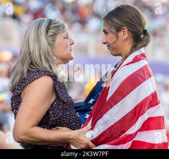 Valarie Allman aus den USA wird von Mutter Lisa umarmt, die die Bronzemedaille im Frauen-Diskus-Finale bei den Leichtathletik-Weltmeisterschaften in H gewonnen hat Stockfoto