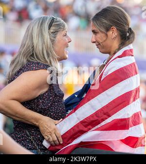 Valarie Allman aus den USA wird von Mutter Lisa umarmt, die die Bronzemedaille im Frauen-Diskus-Finale bei den Leichtathletik-Weltmeisterschaften in H gewonnen hat Stockfoto