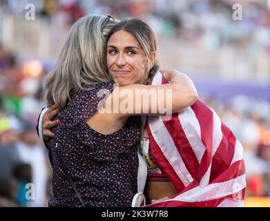 Valarie Allman aus den USA wird von Mutter Lisa umarmt, die die Bronzemedaille im Frauen-Diskus-Finale bei den Leichtathletik-Weltmeisterschaften in H gewonnen hat Stockfoto