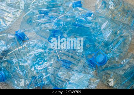 Großer Stapel alter Plastikflaschen auf dem Boden Stockfoto