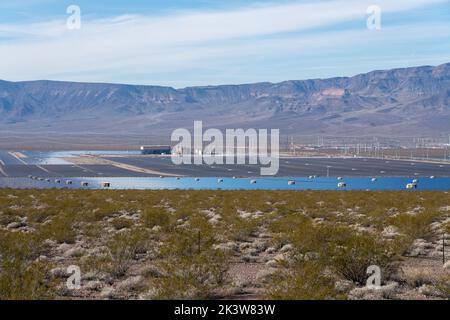 Großer Photovoltaikkomplex im El Dorado Valley in der Nähe von Boulder, Nevada, in der Mojave-Wüste. Stockfoto