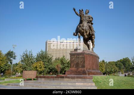 TASCHKENT, USBEKISTAN - 15. SEPTEMBER 2022: Denkmal für Amir Timur (Tamerlane) auf dem Hintergrund des Hotels Usbekistan. Taschkent, Usbekistan Stockfoto