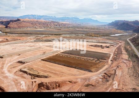 Luftaufnahme des UMTRA-Projekts von Moab zur Entfernung radioaktiver Abstände vom Standort einer ehemaligen Uranverarbeitungsmühle in Moab, Utah. Stockfoto