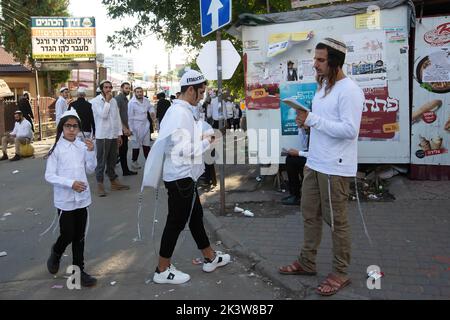 Uman, Ukraine. 26. September 2022. Die ultra-orthodoxen jüdischen Pilger sahen während der Feier das Gebet. Jedes Jahr versammeln sich in Uman Tausende orthodoxe bratslawisch-chassidische Juden aus verschiedenen Ländern, um Rosch Hashanah, das jüdische Neujahr, in der Nähe des Grabes von Rabbi Nachman, einem Urenkel des Gründers des Chassidismus, zu feiern. (Foto von Oleksii Chumachenko/SOPA Image/Sipa USA) Quelle: SIPA USA/Alamy Live News Stockfoto