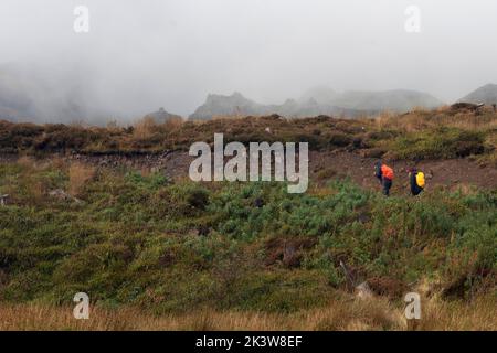 Zwei Wanderer auf dem Weg zum Old man of Storr über die Trotternish Peninsula Isle of Skye Inner Hebrides Schottland Stockfoto