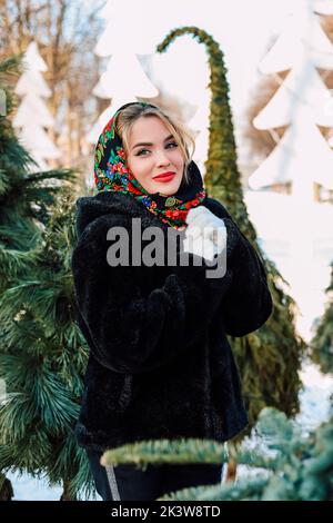 Schöne ukrainische Frau in einem nationalen Schal Stockfoto