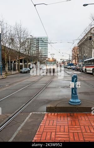 Die Stadtbahn Tri-Met Max wurde von der Fahrgastinsel aus rotem Backstein auf der SW 18. Avenue in Portland, Oregon, aus gesehen. Stockfoto