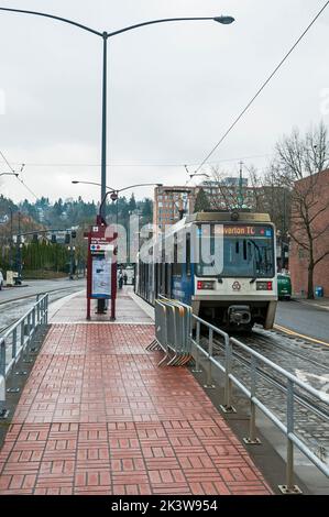 Die Stadtbahn Tri-Met Max wurde von der Fahrgastinsel aus rotem Backstein auf der SW 18. Avenue in Portland, Oregon, aus gesehen. Stockfoto