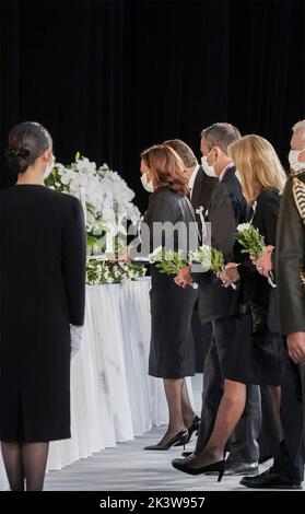 Tokio, Japan. 27. September 2022. Die US-Vizepräsidentin Kamala Harris und der zweite Gentleman Doug Emhoff legen während der Staatsfuneral für den verstorbenen Premierminister Shinzo Abe Blumen auf die Nippon Budoka am 27. September 2022 in Tokio, Japan. Kredit: Lawrence Jackson/Weißes Haus Foto/Alamy Live Nachrichten Stockfoto