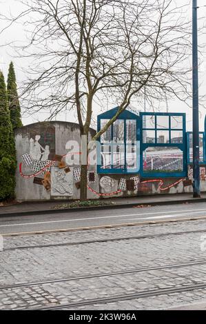 Alte kunstvolle Außenwand des alten Fußballfeldes der Lincoln High School auf der SW 18. Avenue, Portland, Oregon. Stockfoto