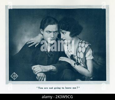 WILLY FRITSCH UND JENNY JUGO IN DER WASSERRATTE / DIE CARMEN VON ST. PAULI 1928 Regisseur ERICH WASCHNECK Geschichte Bobby E. Luthge Art Regie Alfred Junge Produzent Alfred Zeisler Universum Film (UFA) / Gaumont British Distributors (in UK) Stockfoto