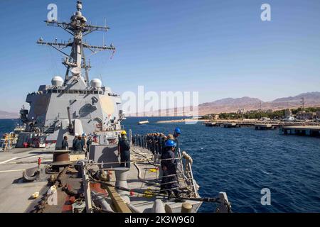 Norfolk, Virginia, USA. 23. September 2022. Der Lenkraketen-Zerstörer USS Nitze (DDG 94) zieht am 23. September 2022 in den Hafen von Aqaba, Jordanien. Nitze wird im Einsatzgebiet der US-Flotte für 5. eingesetzt, um die Sicherheit und Stabilität der Seefahrt im Nahen Osten zu gewährleisten. Quelle: U.S. Navy/ZUMA Press Wire Service/ZUMAPRESS.com/Alamy Live News Stockfoto