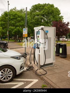 Ein White Renault EV Auto Aufladen am Gridserve Fahrzeug in Instavolt Ladestation, vertikale Aufnahme Stockfoto