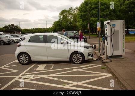 Ein weißes Renault EV-Auto, das an der Gridserve-Schnellladestation aufgeladen wird Stockfoto