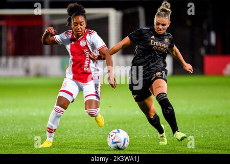 DUIVENDRECHT, NIEDERLANDE - 28. SEPTEMBER: Laura Wienroither von Arsenal, Ashleigh Weerden von Ajax während des UEFA Women's Champions League Qualifikationsspiels zwischen Ajax Amsterdam und dem FC Arsenal am 28. September 2022 in De Toekomst in Duivendrecht, Niederlande (Foto: Jan Mulder/Orange Picles) Stockfoto