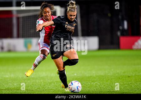 DUIVENDRECHT, NIEDERLANDE - 28. SEPTEMBER: Laura Wienroither von Arsenal, Ashleigh Weerden von Ajax während des UEFA Women's Champions League Qualifikationsspiels zwischen Ajax Amsterdam und dem FC Arsenal am 28. September 2022 in De Toekomst in Duivendrecht, Niederlande (Foto: Jan Mulder/Orange Picles) Stockfoto