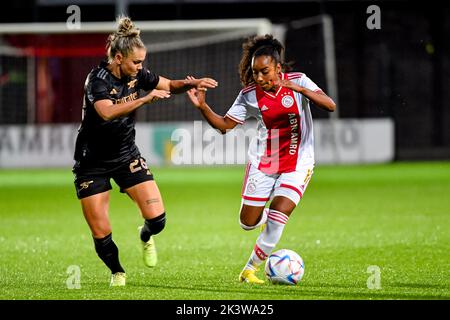 DUIVENDRECHT, NIEDERLANDE - 28. SEPTEMBER: Laura Wienroither von Arsenal, Ashleigh Weerden von Ajax während des UEFA Women's Champions League Qualifikationsspiels zwischen Ajax Amsterdam und dem FC Arsenal am 28. September 2022 in De Toekomst in Duivendrecht, Niederlande (Foto: Jan Mulder/Orange Picles) Stockfoto