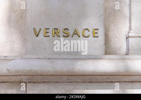 Versace italienisches Luxusmodegeschäft in Lissabon, Portugal. Einkaufen von Luxusgütern auf der Avenida da Liberdade, einer teuren Einkaufsstraße in Europa. Stockfoto