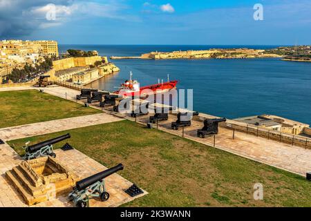 Alte Artilleriebatterie auf der Bastion mit Blick auf den Grand Harbour in Valletta, Malta. Stockfoto