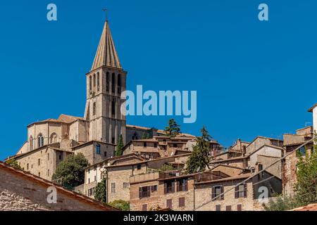 Der Glockenturm der Kirche San Fortunato dominiert von oben das historische Zentrum von Todi, Perugia, Italien Stockfoto