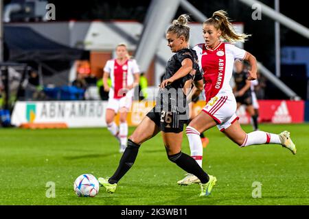 DUIVENDRECHT, NIEDERLANDE - 28. SEPTEMBER: Laura Wienroither von Arsenal, Victoria Pelova von Ajax während des UEFA Women's Champions League Qualifikationsspiels zwischen Ajax Amsterdam und dem FC Arsenal am 28. September 2022 in De Toekomst in Duivendrecht, Niederlande (Foto: Jan Mulder/Orange Picles) Stockfoto