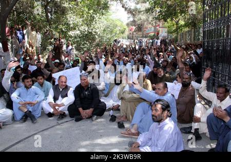 Mitglieder der Metropolitan Corporation Tanzeemi Ittehat veranstalten am Mittwoch, dem 28. September 2022, in den Räumlichkeiten von QMC in Quetta eine Protestdemonstration gegen die Nichtbezahlung ihrer Gehälter. Stockfoto