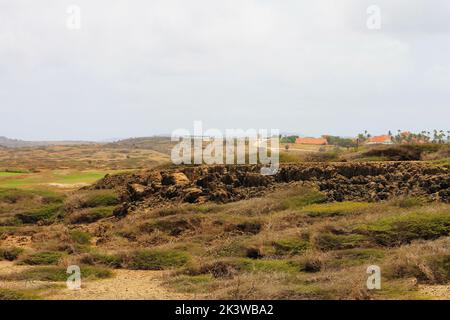 Blick über die Wüste von Aruba auf die Küste Stockfoto