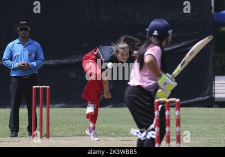 Der Bowler des Hong Kong Cricket Club, Mya Gardner (blau), krümmle im Spiel gegen den United Services Recreation Club - Charlyn Calizo von Lantau CC (rosa) während der Hong Kong WomenHH Premier League, die von Gencor Pacific Limited im Hong Kong Cricket Club in Tai Tam gesponsert wird. 25SEP22 SCMP/Edmond so Stockfoto