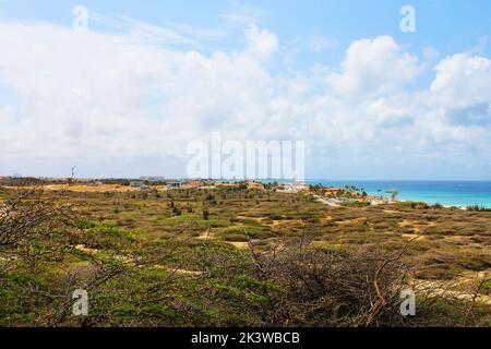 Blick über die Wüste von Aruba auf die Küste Stockfoto