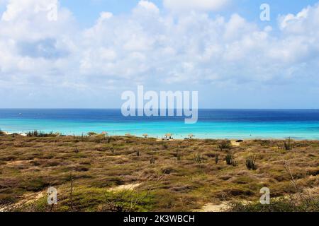 Blick über die Wüste von Aruba auf die Küste Stockfoto