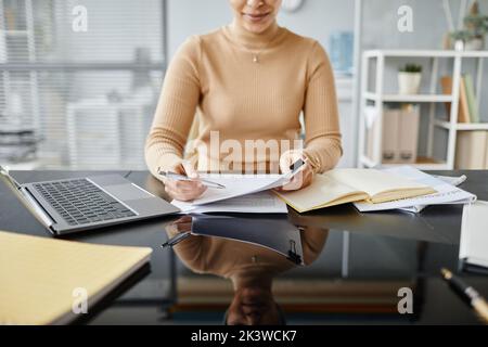 Nahaufnahme einer Frau, die im Vorstellungsgespräch einen Vertrag hält, Platz kopieren Stockfoto