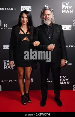 Aegina De Vas (links) und Jeff Fahey bei der UK-Premiere Von A Bird sind im Everyman Broadgate-Kino in London eingeflogen. Bilddatum: Mittwoch, 28. September 2022. Stockfoto