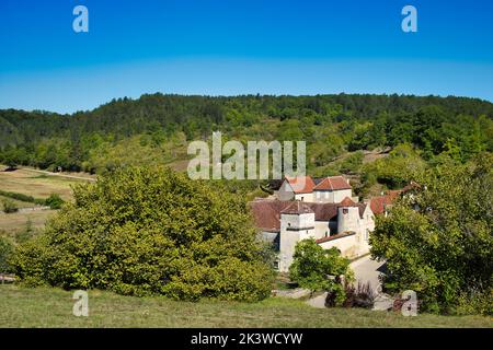 Teil des Dorfes Asquins, Departement Yonne, in den Hügeln des Morvan, Burgund, Frankreich, mit einem befestigten Bauernhaus typisch für diese Gegend Stockfoto