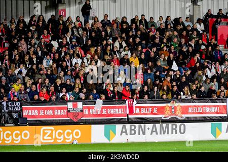 DUIVENDRECHT, NIEDERLANDE - 28. SEPTEMBER: Fans Supporters während des UEFA Women's Champions League Qualifikationsspiel zwischen Ajax Amsterdam und FC Arsenal am 28. September 2022 in De Toekomst in Duivendrecht, Niederlande (Foto: Jan Mulder/Orange Picles) Stockfoto