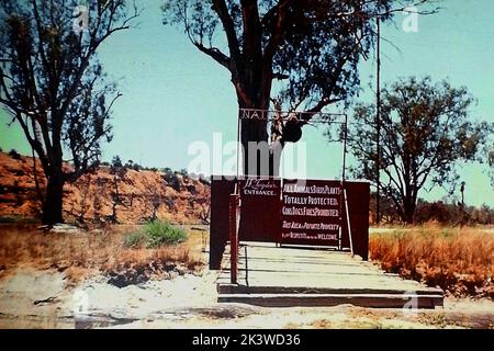 Ein Foto aus dem Jahr 1971, das in Waikerie Australia vom Eingang zum privaten natürlichen Koala- und Wildpark auf dem Grundstück von J.K (Kevin) Twigden, einem lokalen Aprikosenbauer, aufgenommen wurde. Der Wildpark befand sich am Ufer des Murray River (hinter dem Eingang, Stockfoto