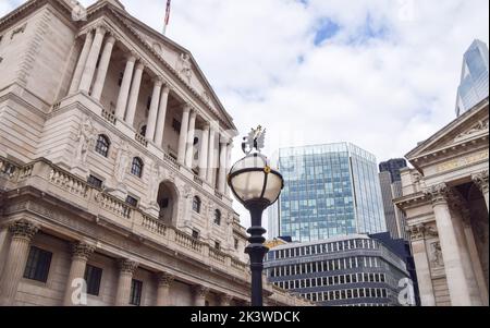 London, Großbritannien. 28. September 2022. Gesamtansicht der Bank of England in der City of London, dem Finanzdistrikt der Hauptstadt. Die Bank of England hat ein notfallendes 65-Milliarden-Pfund-Anleihekaufprogramm angekündigt, um die Märkte zu beruhigen. (Foto: Vuk Valcic/SOPA Images/Sipa USA) Quelle: SIPA USA/Alamy Live News Stockfoto